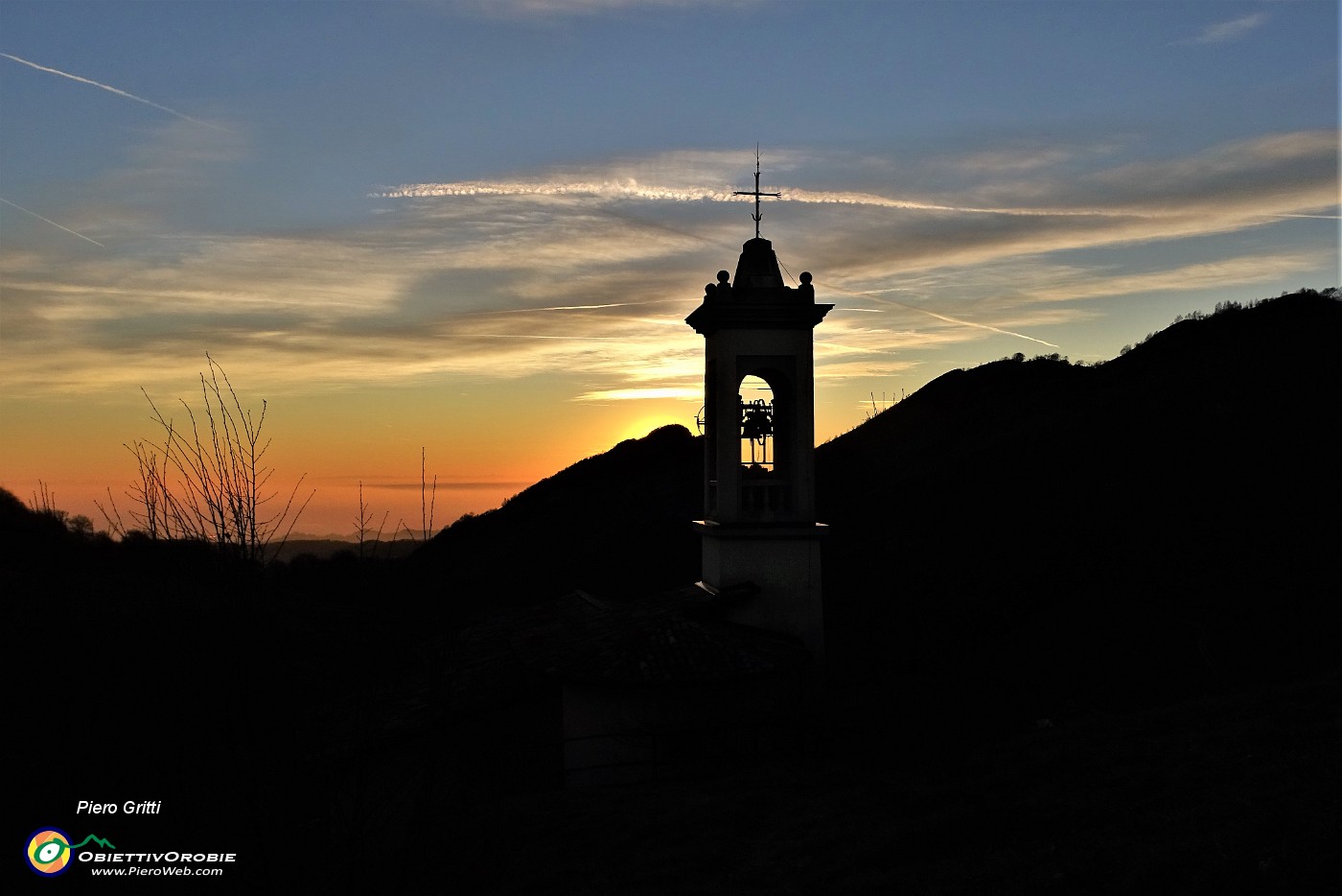 78  Il sole tramonta in Filaressa e dietro il campanile della chiesetta di San Barnaba.JPG